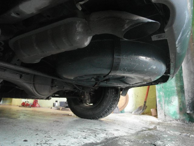 Тороидальный баллон расположен под днищем Kia Sorento на месте запасного колеса