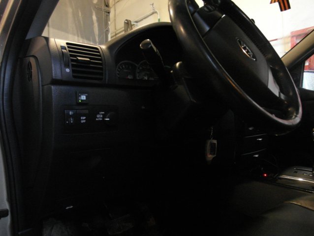 Кнопка переключения и индикации режима работы ГБО в салоне Kia Sorento на передней панели слева от руля