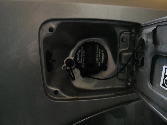 ВЗУ выведено под лючок бензобака Kia Sorento