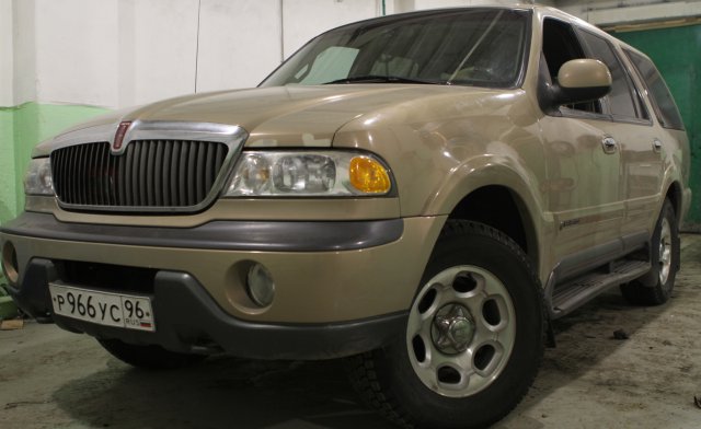 Общий вид спереди Lincoln Navigator