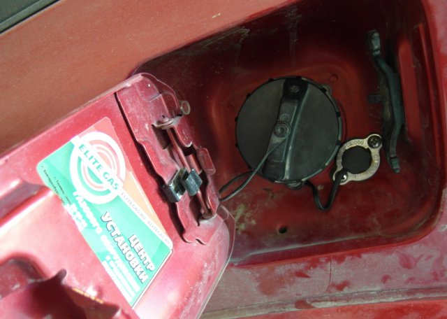 ВЗУ под лючком бензобака на Mitsubishi Pajero Sport (K90) V6, 3.0