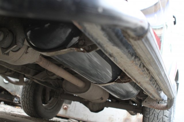 установка газа на Уаз Патриот, газовый баллон 45 л расположен снизу на месте бензобака